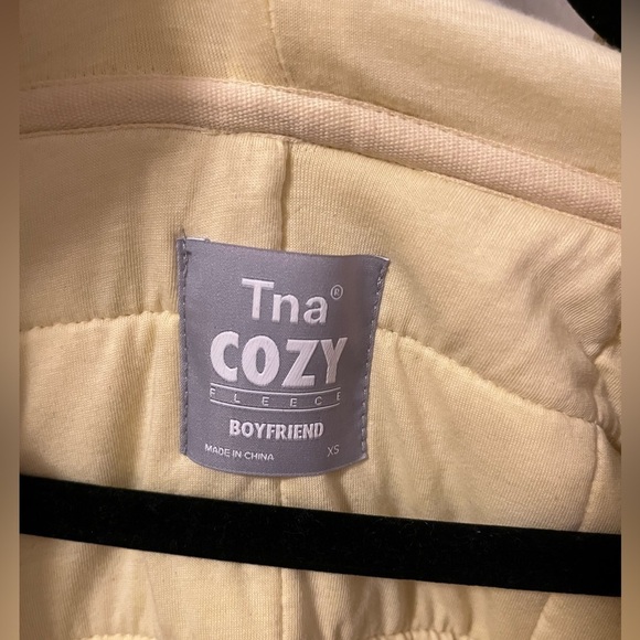 Aritzia TNA Quilted Sweatshirt - Picture 8 of 8